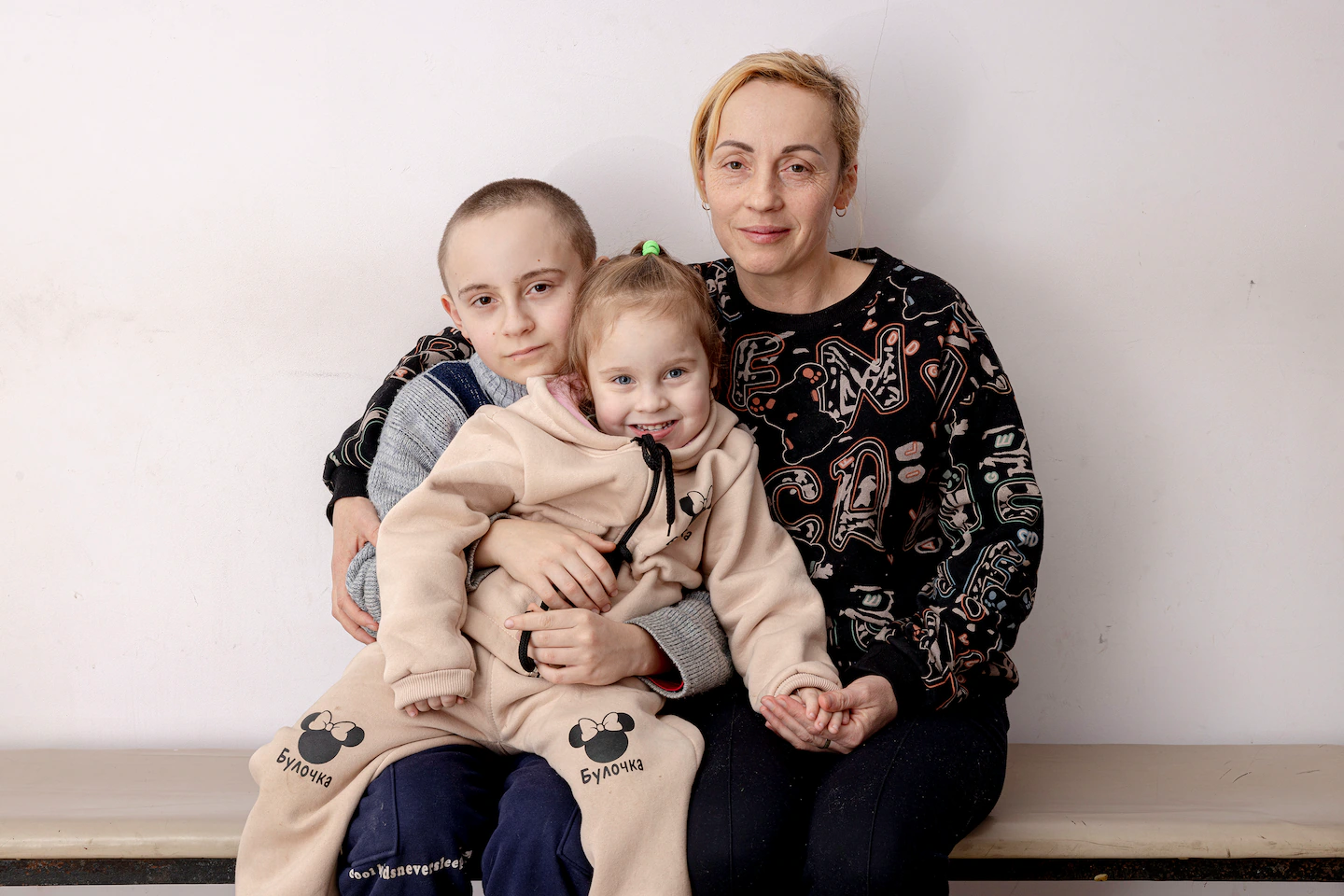 Наталя Перфєлєва, 45, з дітьми, Денисом, 10, і Лізою, 3, в українському притулку в Сумській області, Україна, 6 лютого